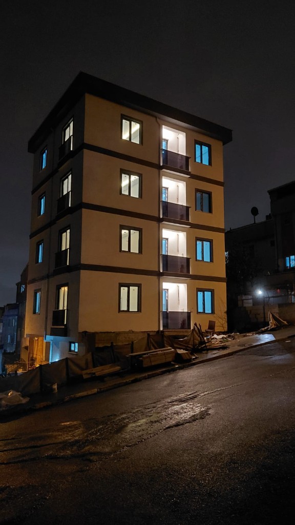 Pendik Velibaba konut binası gece görünümü